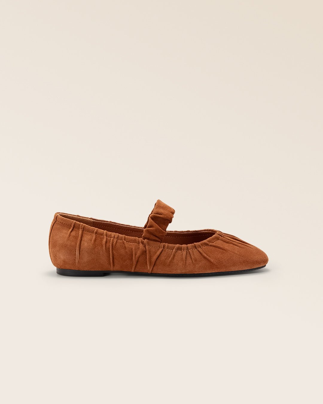 Nos ballerines Ciotat Renouard en cuir nubuck camel, vues de côté en studio.