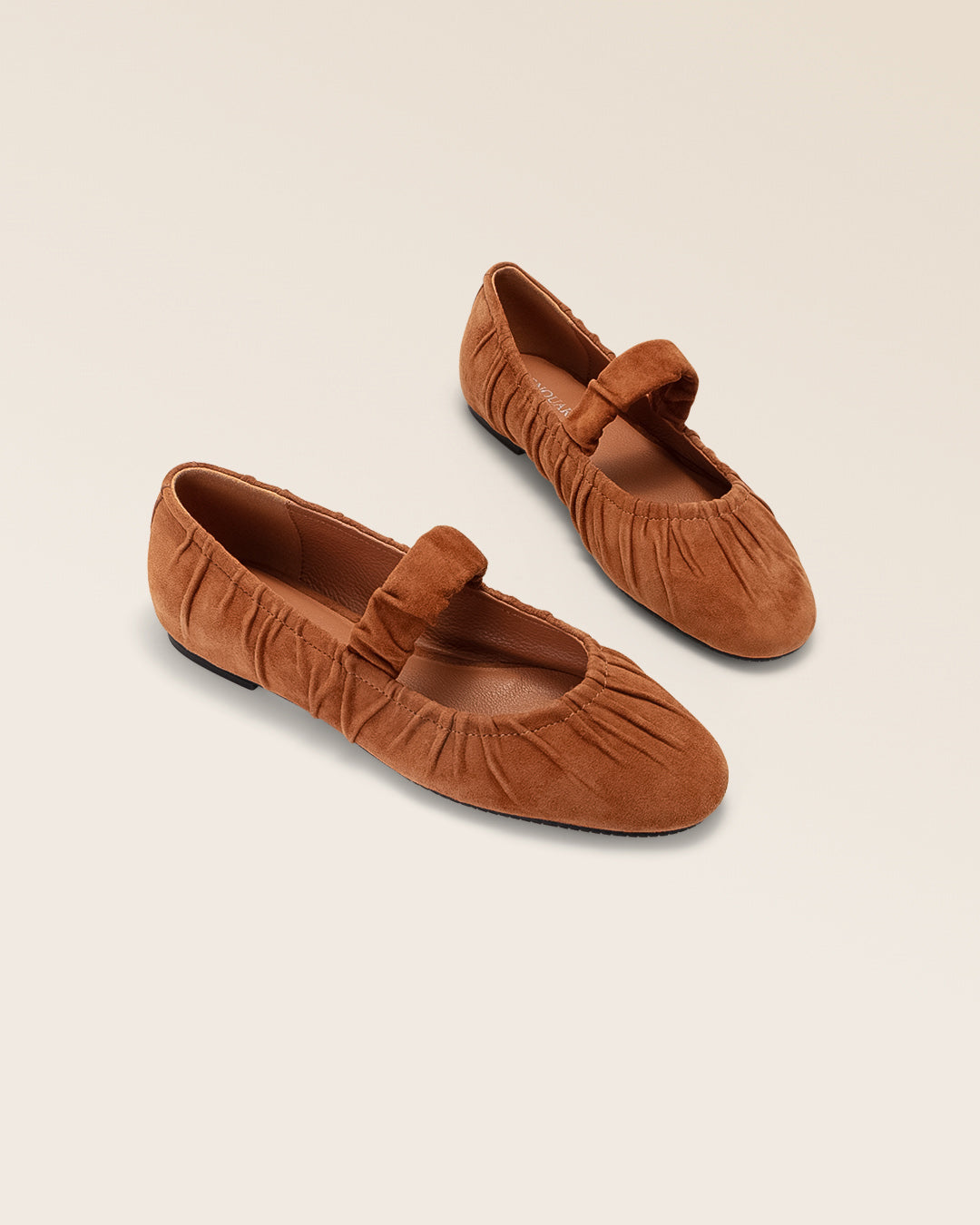 Nos ballerines Ciotat Renouard en cuir nubuck camel, vues en studio.
