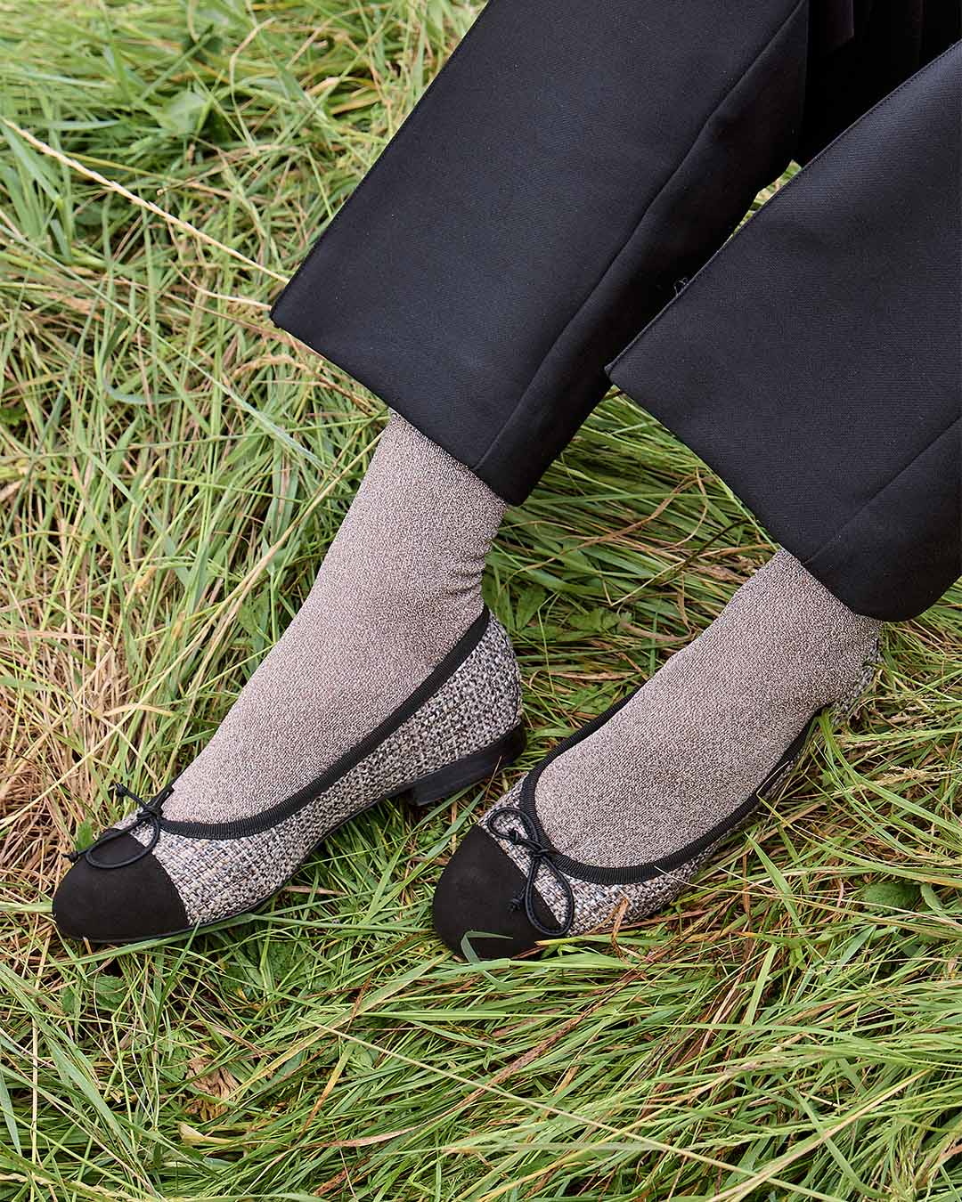 Les ballerines Friandise Renouard en toile tweed taupe et cuir velours noir, vues portées par notre mannequin. 
