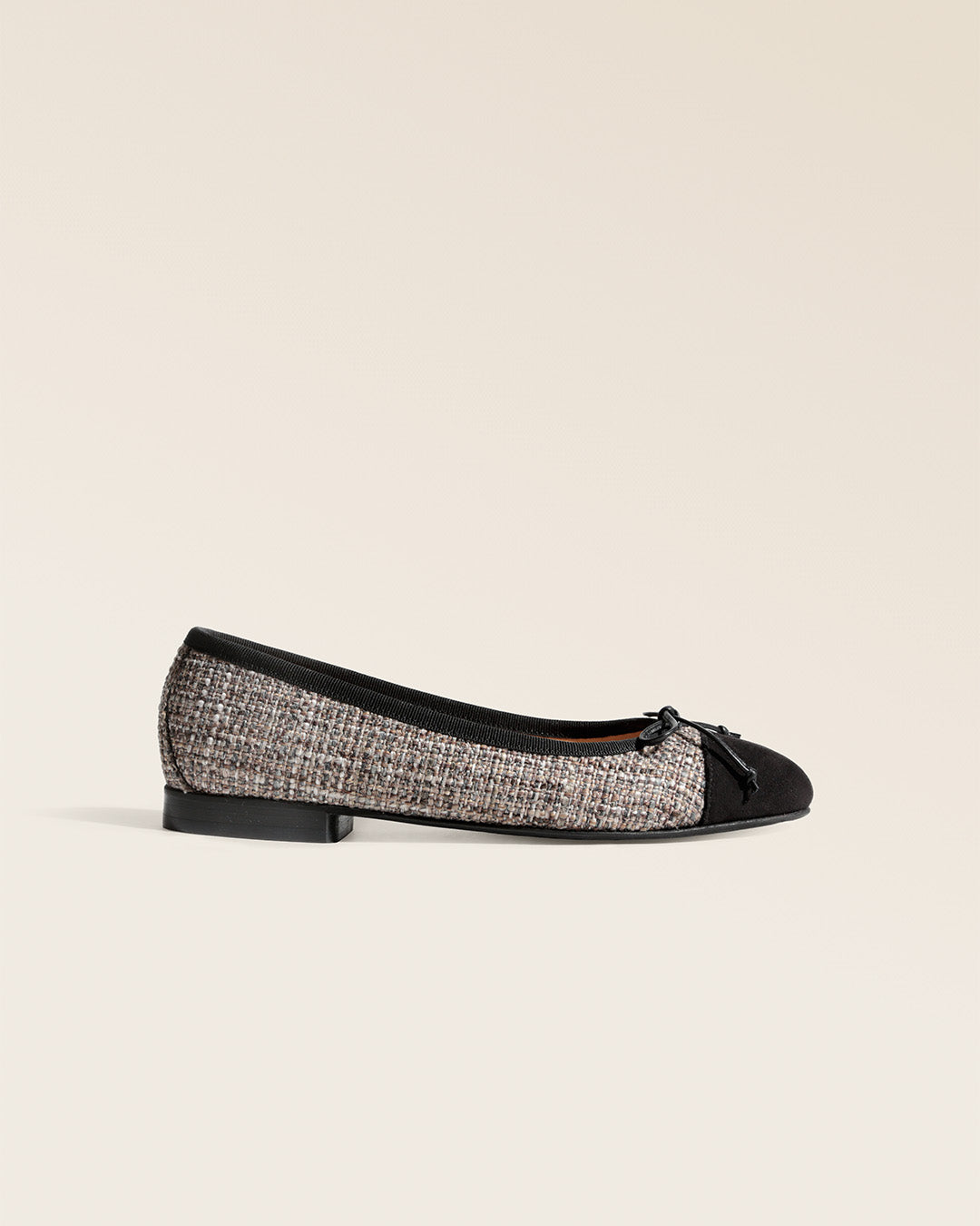 Nos ballerines Friandise Renouard en cuir velours et toile tweed taupe, vues de côté en studio.