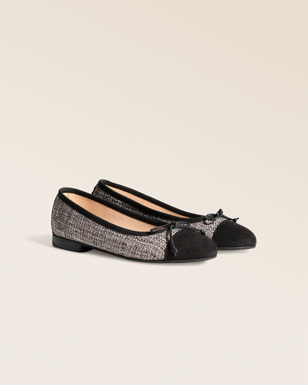 Nos ballerines Friandise Renouard en cuir velours et toile tweed taupe, vues de quart en studio.