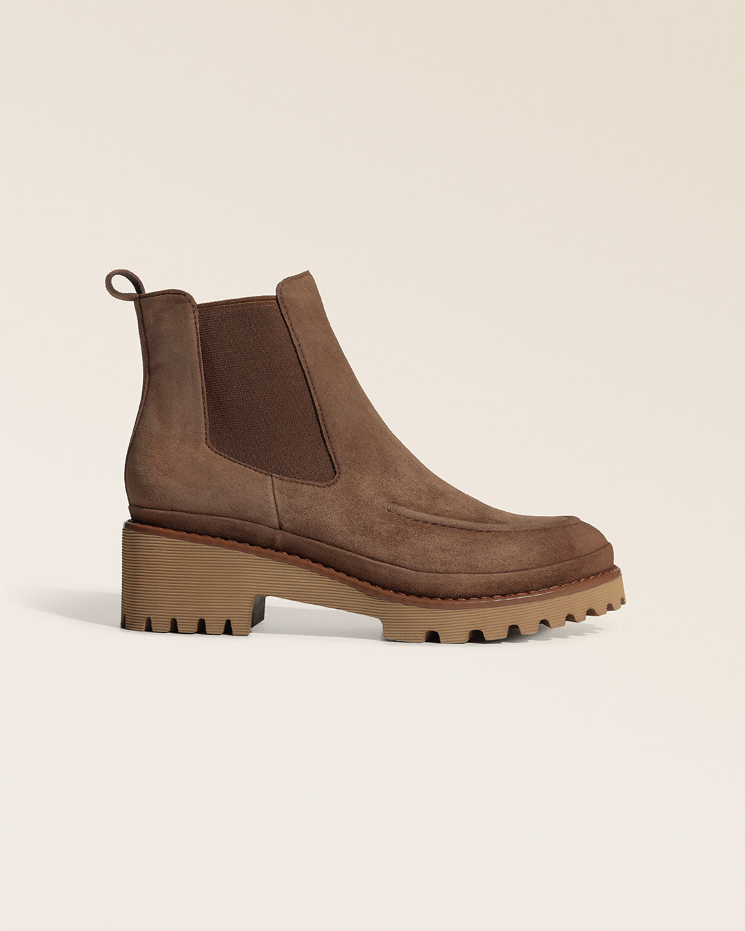 Nos boots Davis Renouard en cuir velours fauve, vues de côté en studio.