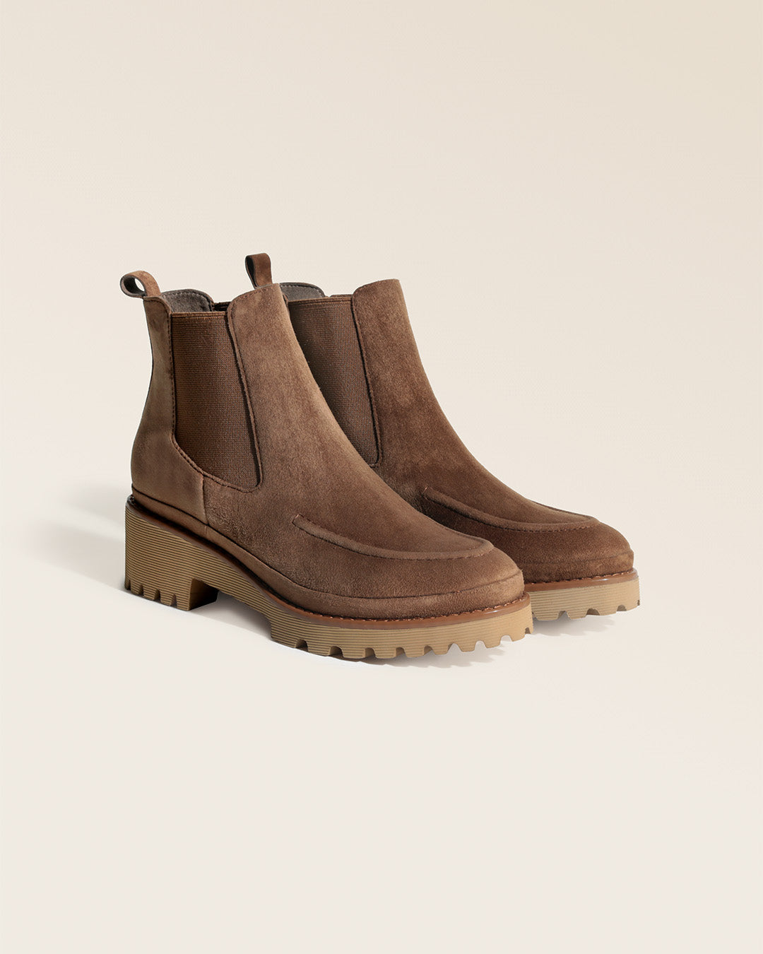 Nos boots Davis Renouard en cuir velours fauve, vues de quart en studio.