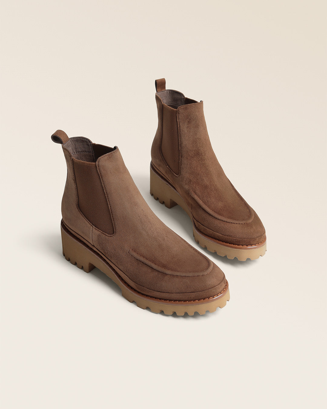 Nos boots Davis Renouard en cuir velours fauve, vues en studio.