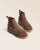 Nos boots Davis Renouard en cuir velours fauve, vues en studio.