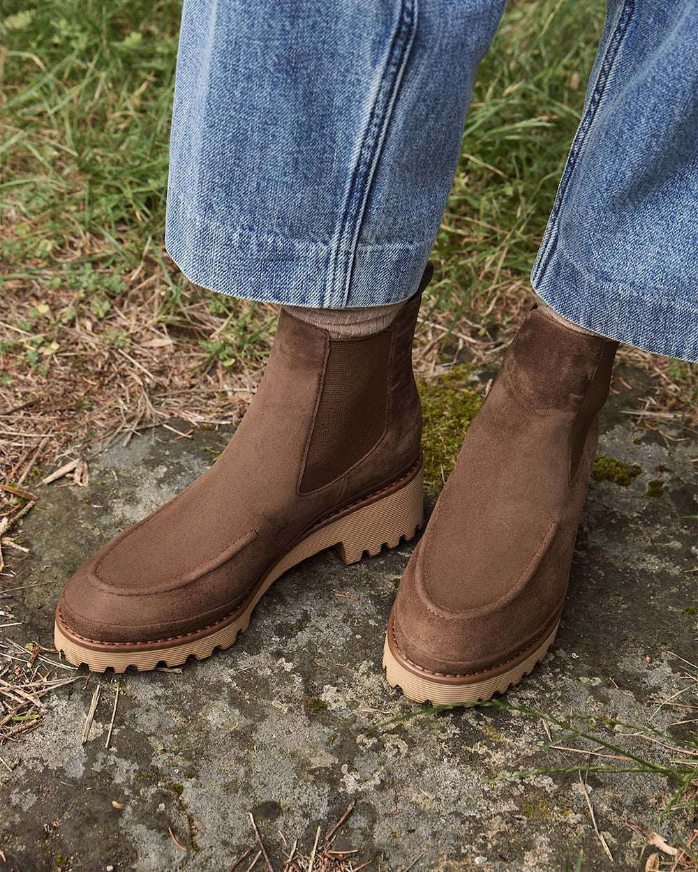 Nos boots Davis Renouard en cuir velours fauve, vues portées par notre mannequin.