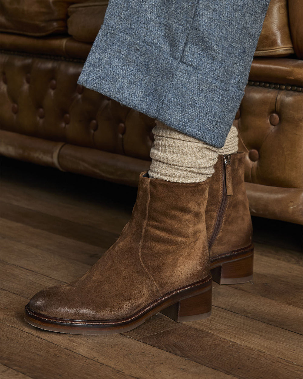 Nos boots Fanny Renouard en cuir nubuck fauve, vues portées par notre mannequin.