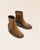 Nos boots Fanny Renouard en cuir nubuck fauve, vues en studio.