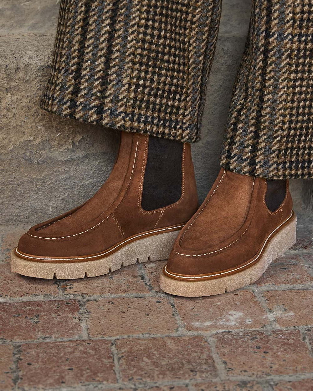 Nos boots Gabin Renouard en cuir nubuck noisette, vues portées par notre mannequin.