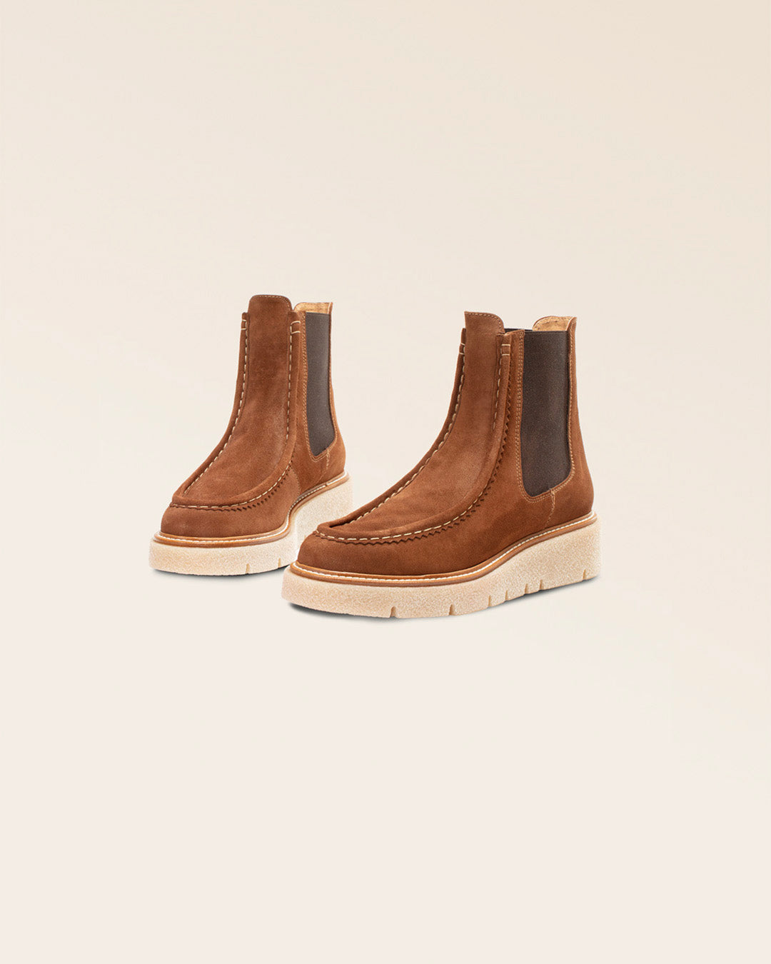 Nos boots Gabin Renouard en cuir nubuck noisette, vues en studio.