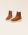 Nos boots Gabin Renouard en cuir nubuck noisette, vues en studio.