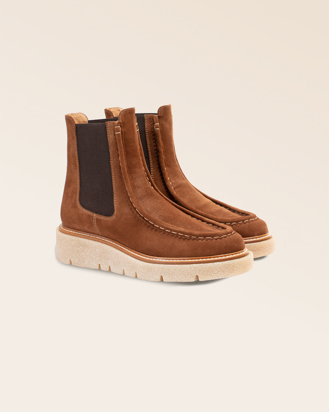 Nos boots Gabin Renouard en cuir nubuck noisette, vues de quart en studio.