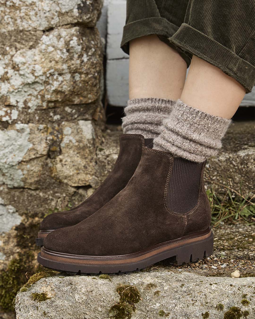 Nos boots Garrett Renouard en cuir nubuck chocolat, vues portées par notre mannequin.