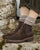 Nos boots Garrett Renouard en cuir nubuck chocolat, vues portées par notre mannequin.