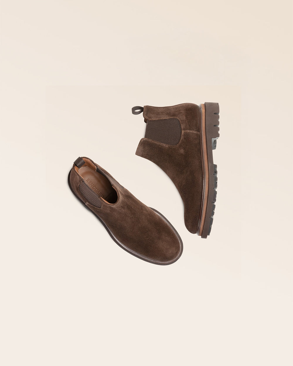 Nos boots Garrett Renouard en cuir nubuck chocolat, vues en studio.