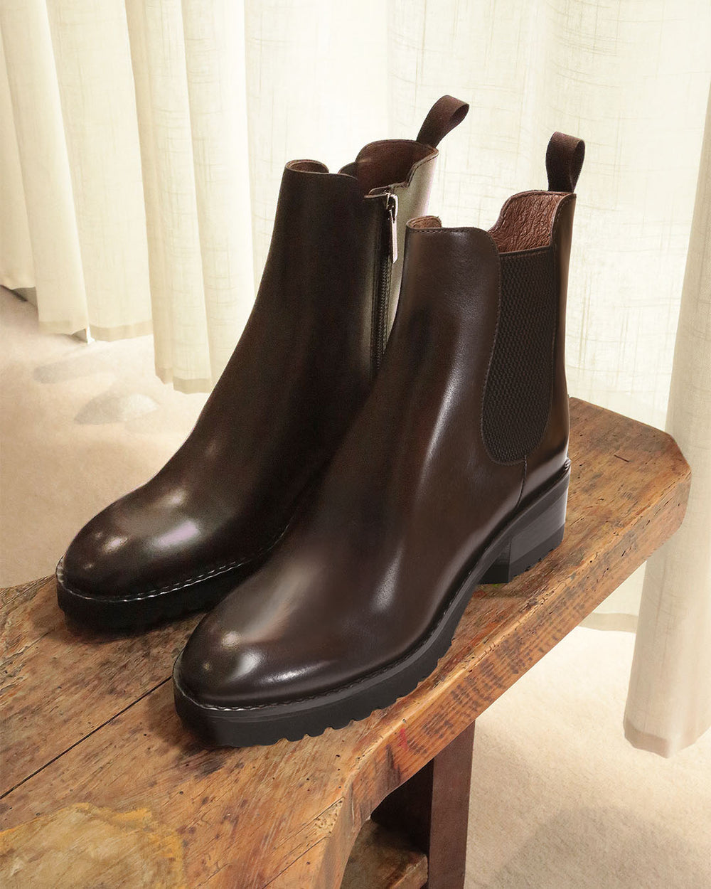 Nos boots Iris Renouard en cuir lisse chocolat, vues en ambiance.
