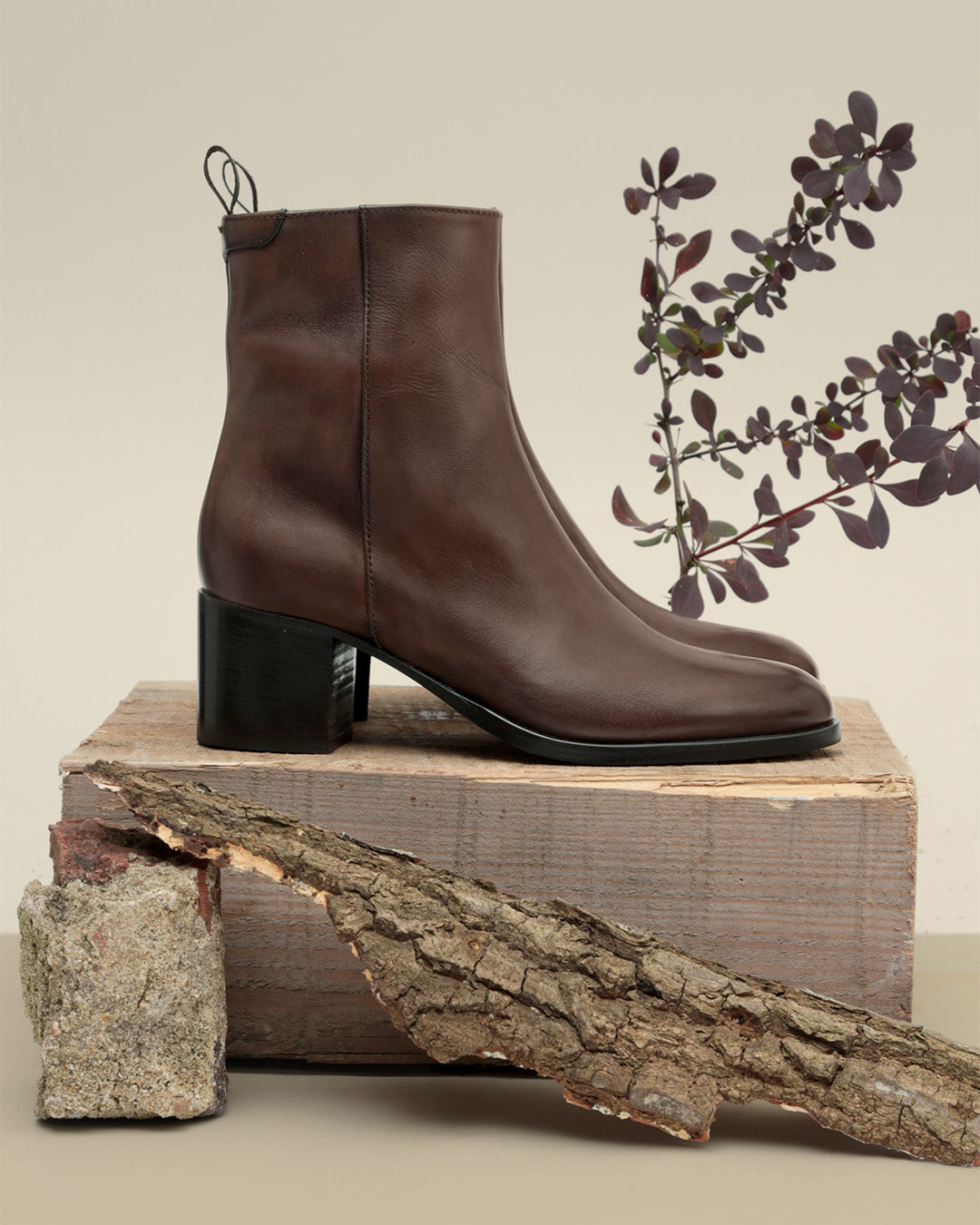 Les boots Justine Renouard en cuir lisse chocolat, vues de côté en ambiance.