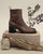 Les boots Justine Renouard en cuir lisse chocolat, vues de côté en ambiance.