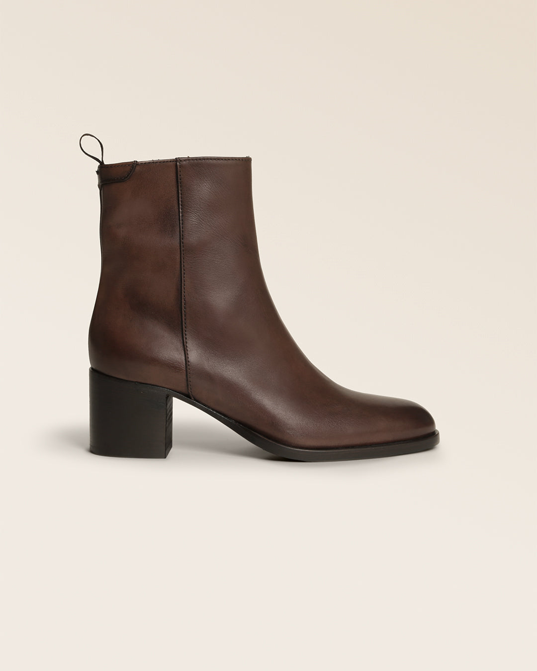 Les boots Justine Renouard en cuir lisse chocolat, vues de côté en studio.