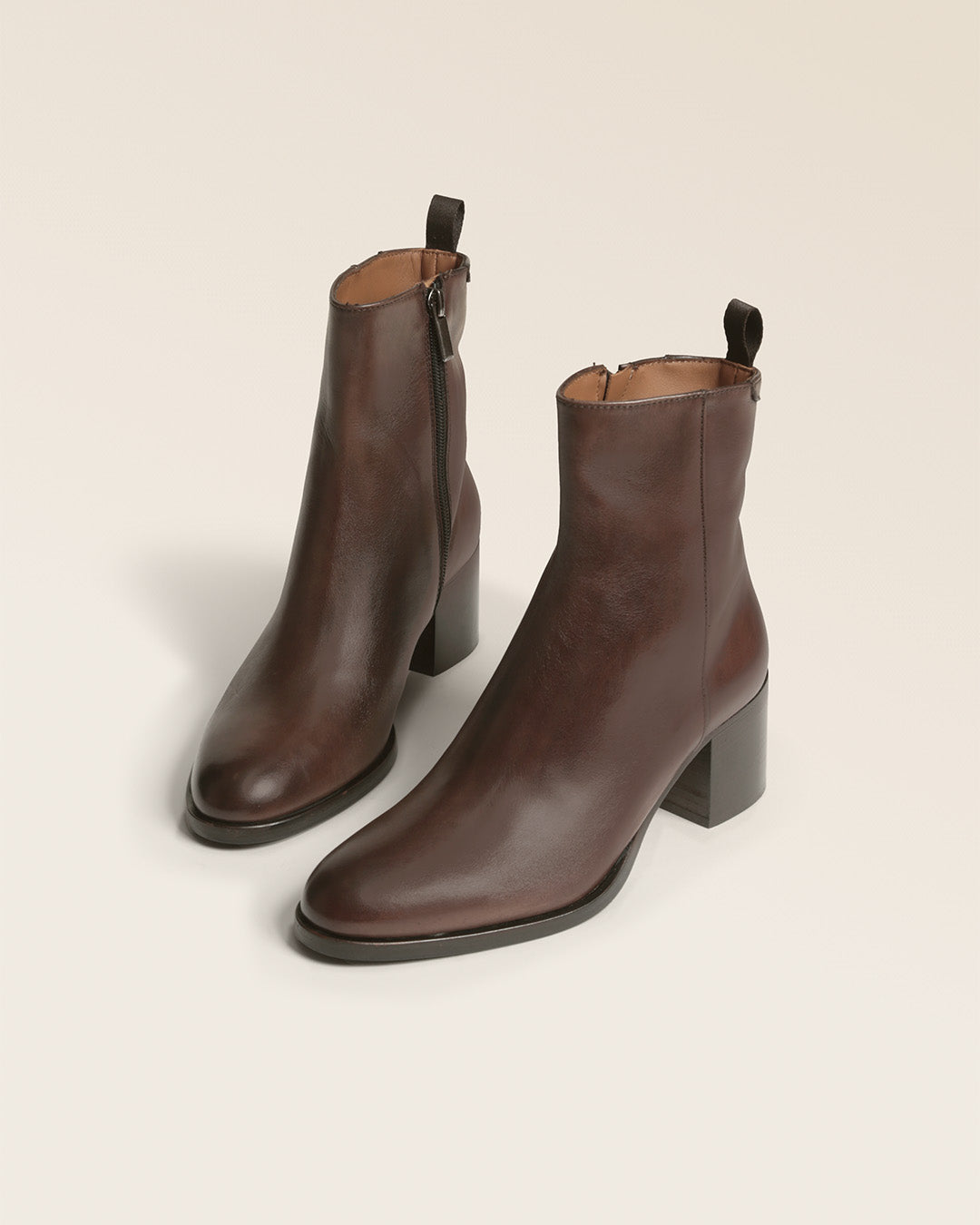 Les boots Justine Renouard en cuir lisse chocolat, vues en studio.