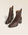 Les boots Justine Renouard en cuir lisse chocolat, vues en studio.