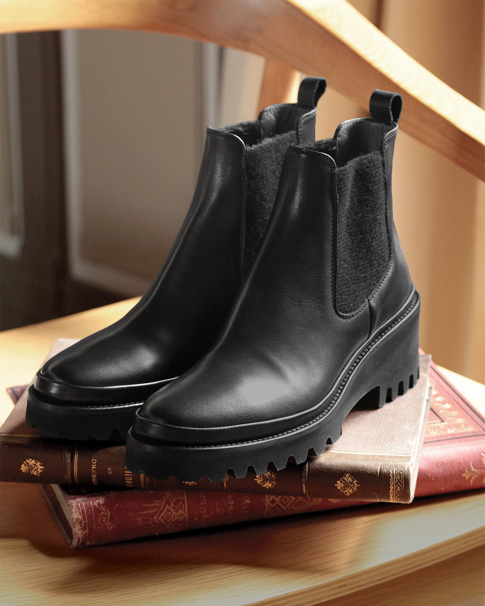Nos boots Luna Renouard en cuir lisse noir, vues en ambiance.