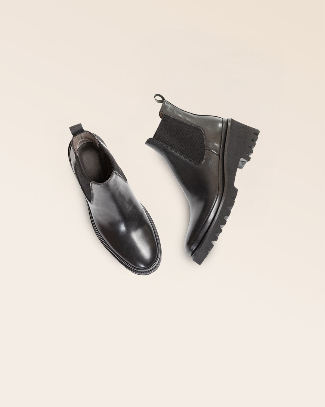 Nos boots Luna Renouard en cuir lisse noir, vues en studio.