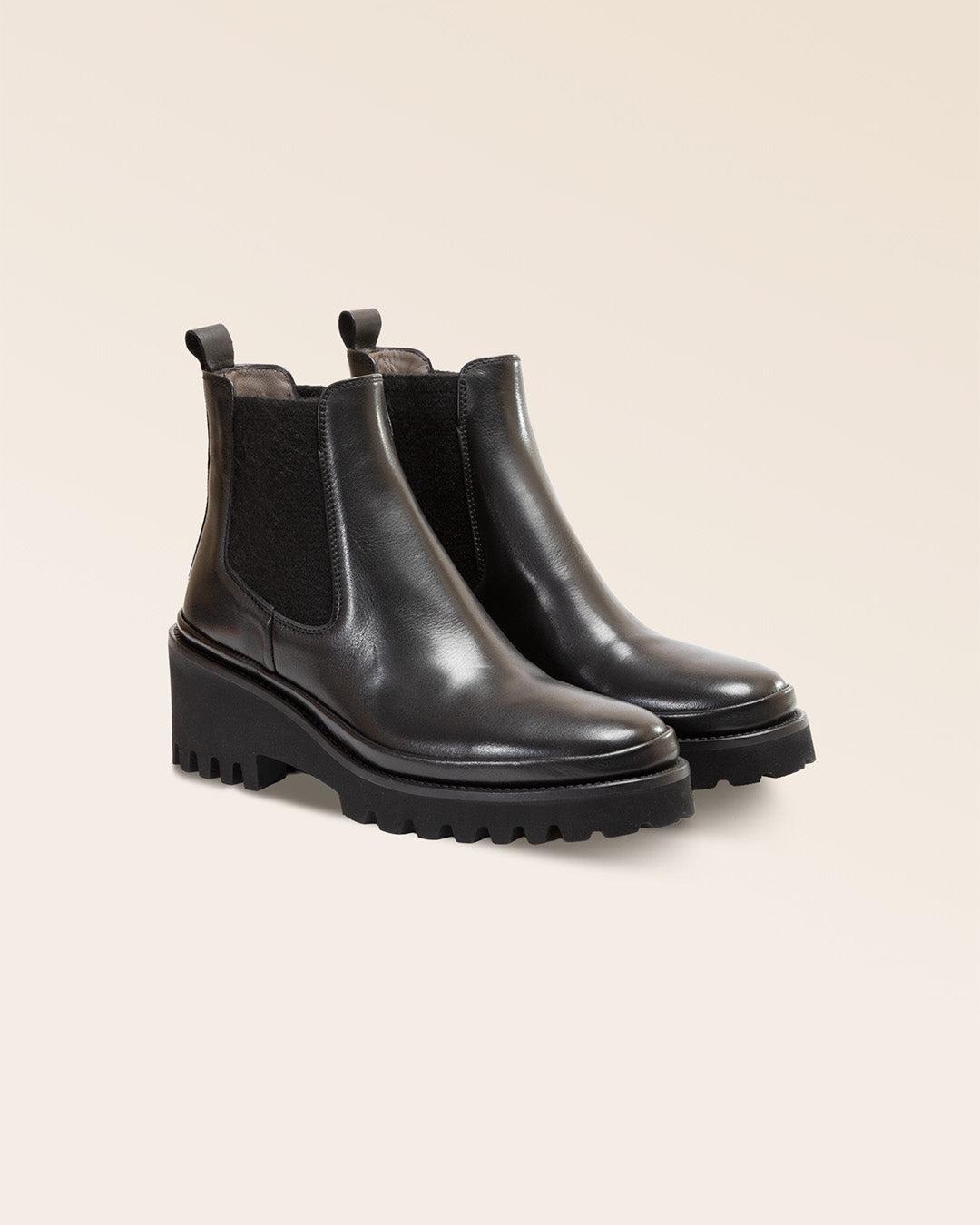 Nos boots Luna Renouard en cuir lisse noir, vues de quart en studio.