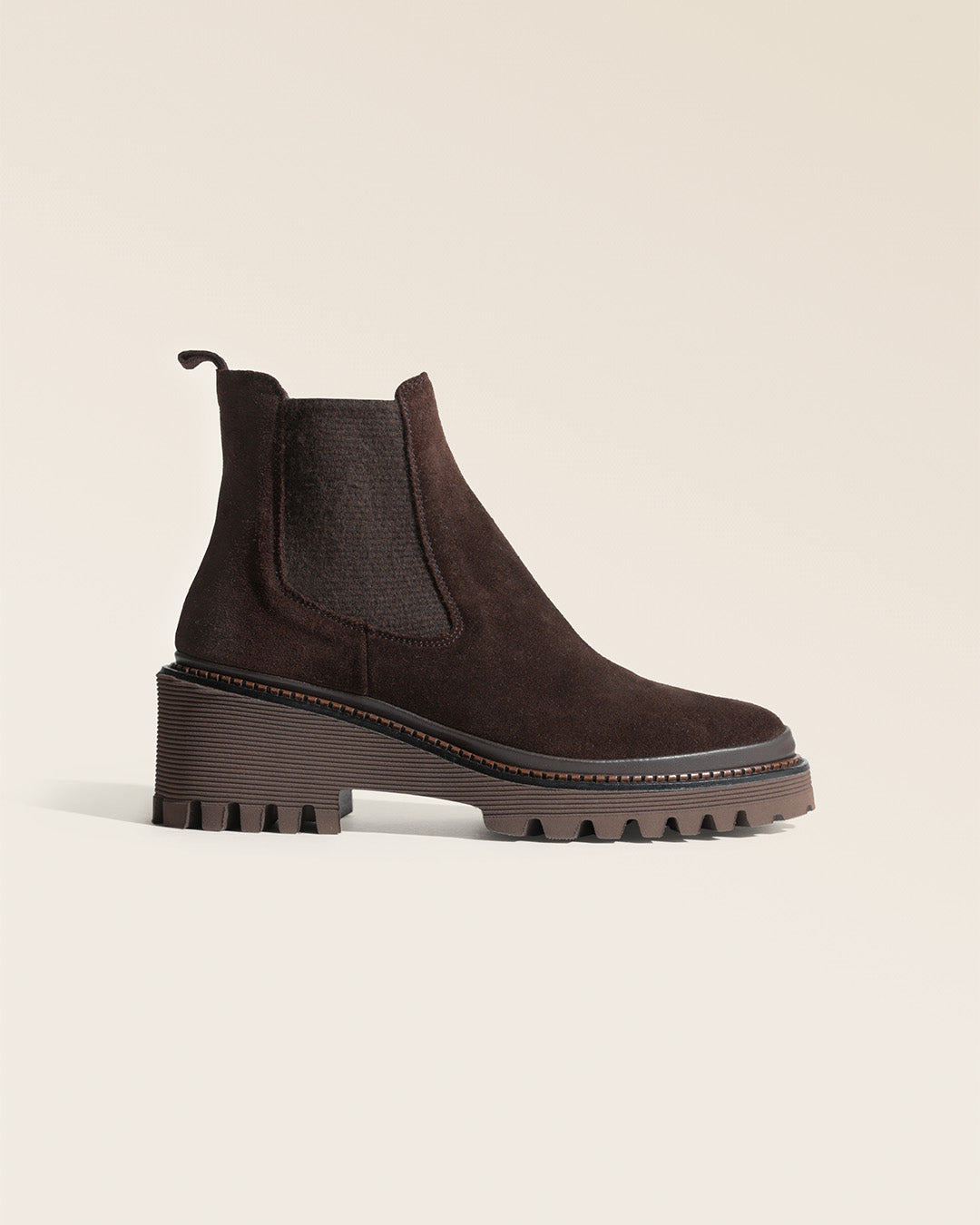 Nos boots Luna Renouard en cuir velours chocolat, vues de côté en studio.