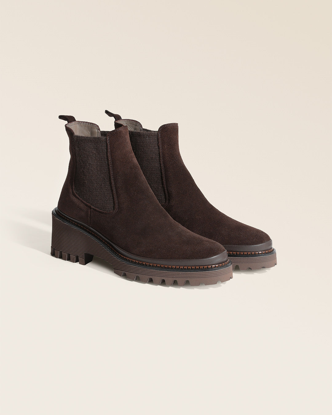 Nos boots Luna Renouard en cuir velours chocolat, vues de quart en studio.