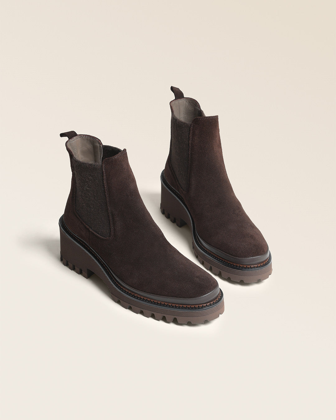 Nos boots Luna Renouard en cuir velours chocolat, vues en studio.
