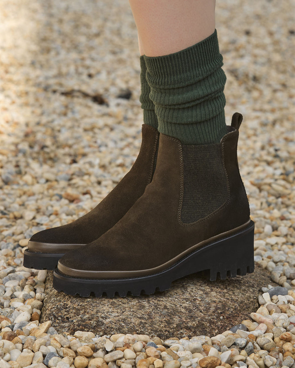 Nos boots Luna Renouard en cuir nubuck kaki, vues portées par notre mannequin.