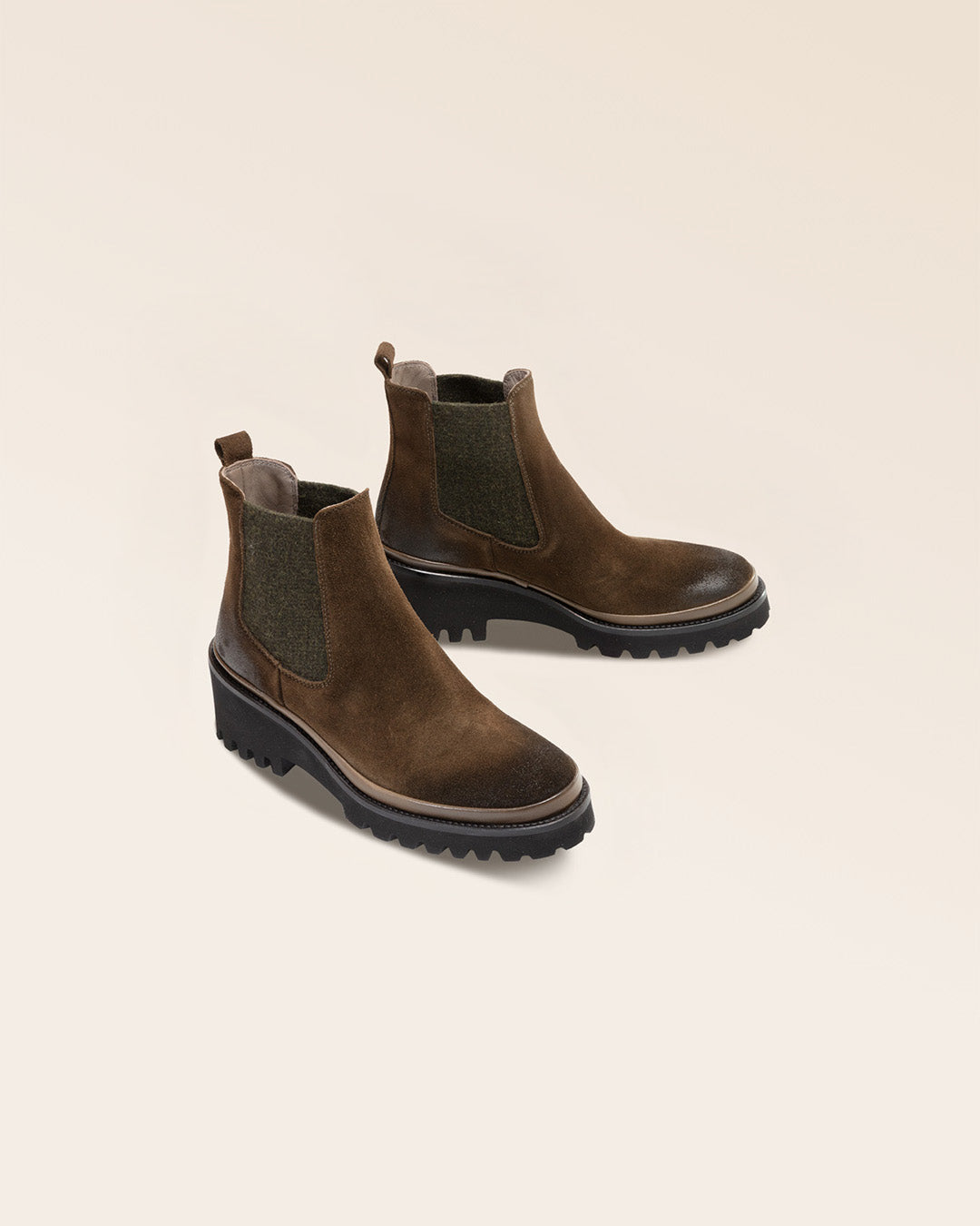 Nos boots Luna Renouard en cuir nubuck kaki, vues en studio.
