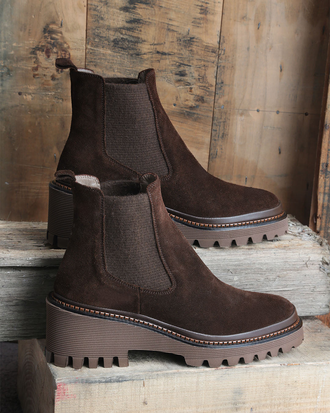 Les boots Luna Renouard en cuir velours chocolat, vues en ambiance. 