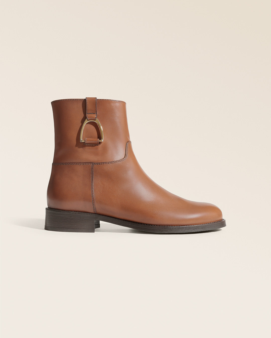 Nos boots Paddock Renouard en cuir de veau lisse fauve, vues de côté en studio.