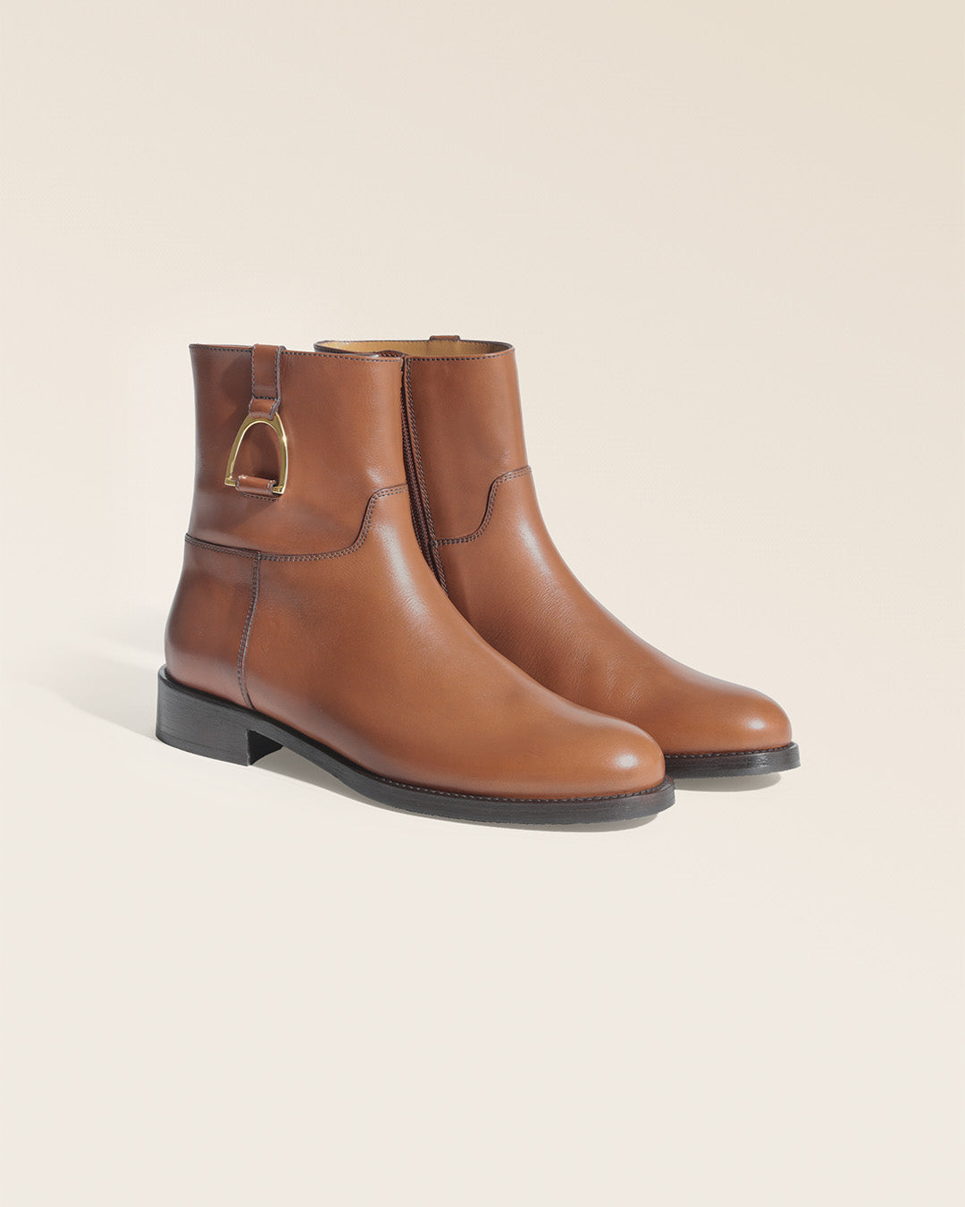 Nos boots Paddock Renouard en cuir de veau lisse fauve, vues de quart en studio.