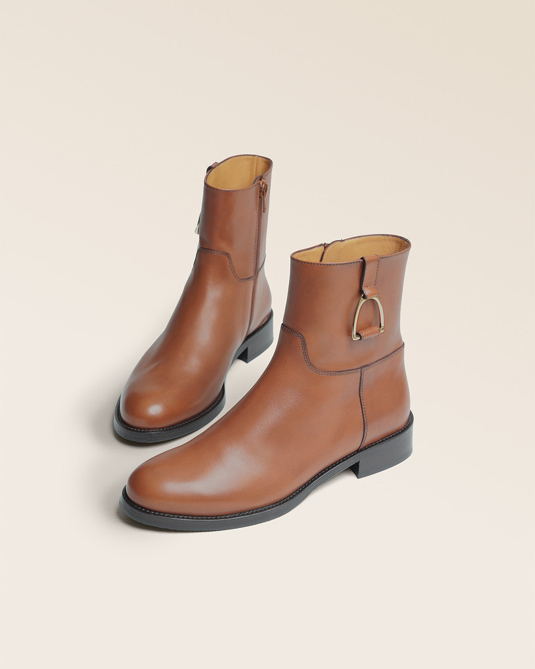 Nos boots Paddock Renouard en cuir de veau lisse fauve, vues en studio.