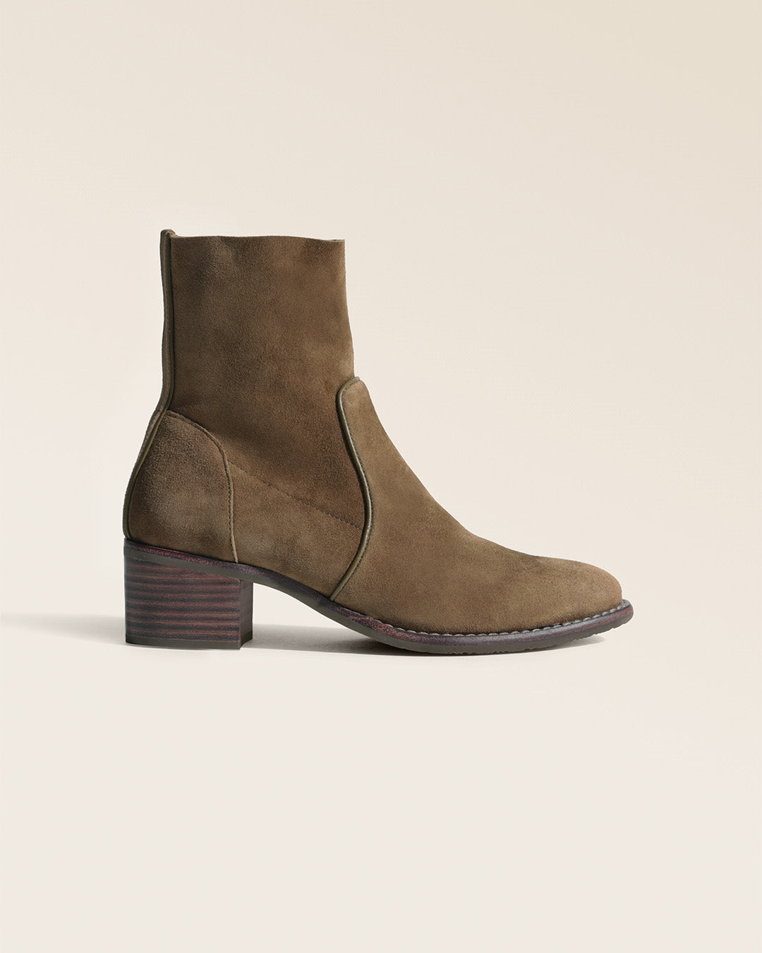 Nos boots Robbie Renouard en cuir velours noix, vues de côté en studio.