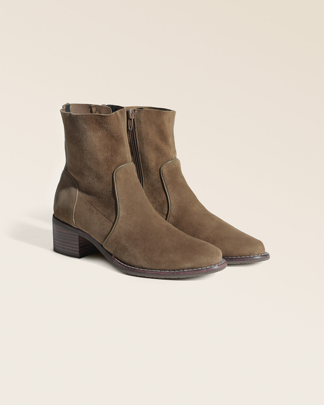 Nos boots Robbie Renouard en cuir velours noix, vues de quart en studio.