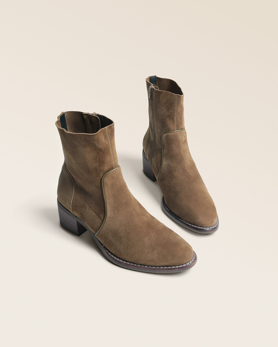 Nos boots Robbie Renouard en cuir velours noix, vues en studio.