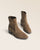 Nos boots Robbie Renouard en cuir velours noix, vues en studio.