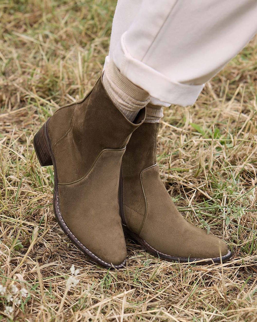 Les boots Robbie Renouard en cuir velours noix, portées par notre mannequin. 