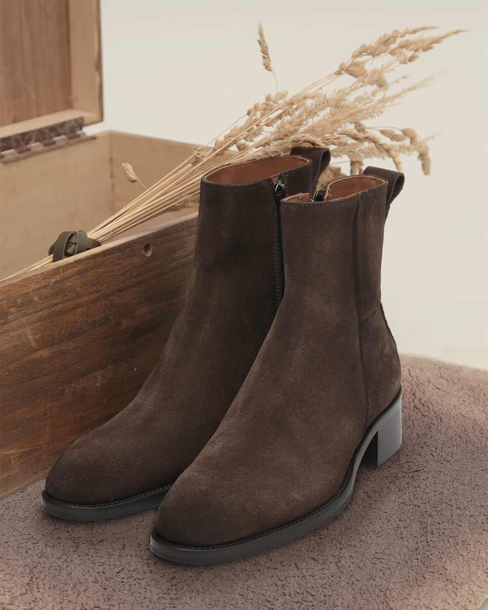 Les boots Sulky Renouard en cuir velours chocolat, vues de quart en ambiance.