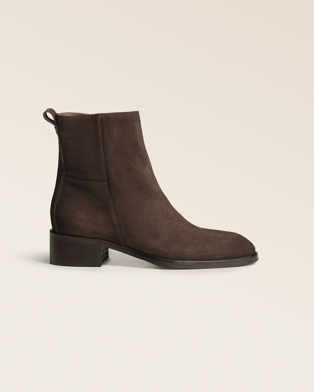 Les boots Sulky Renouard en cuir velours chocolat vues de côté en studio.