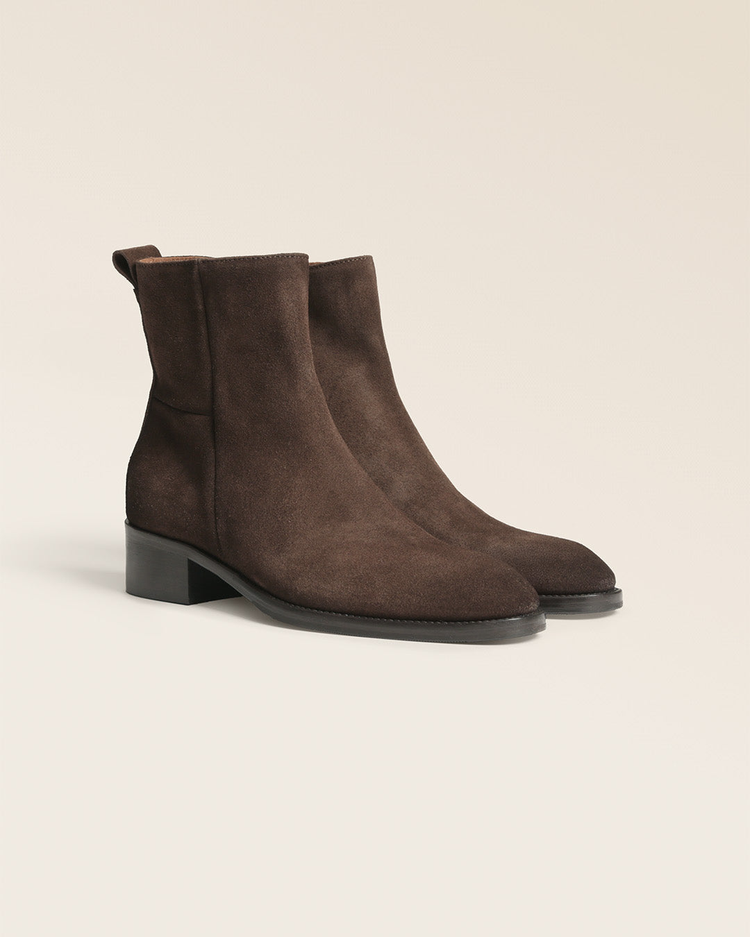 Les boots Sulky Renouard en cuir velours chocolat vues de quart en studio.