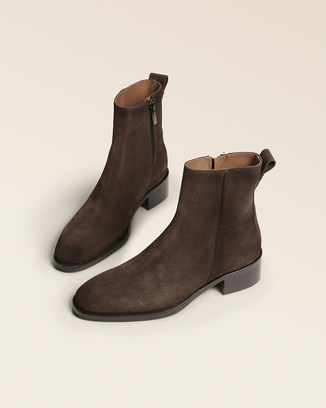 Les boots Sulky Renouard en cuir velours chocolat vues en studio.