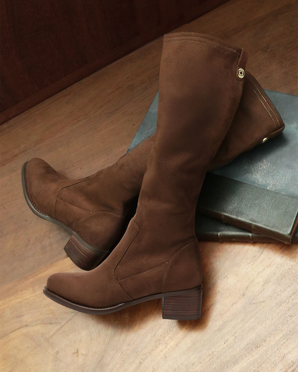 Nos bottes Adeline Renouard en cuir velours stretch marron, vues en ambiance.
