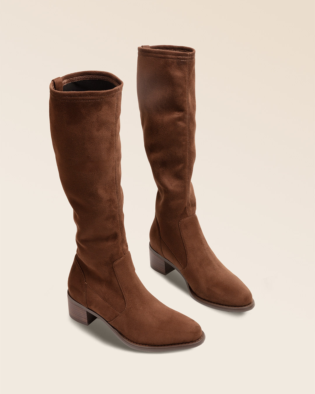 Nos bottes Adeline Renouard en cuir velours stretch marron, vues en studio.