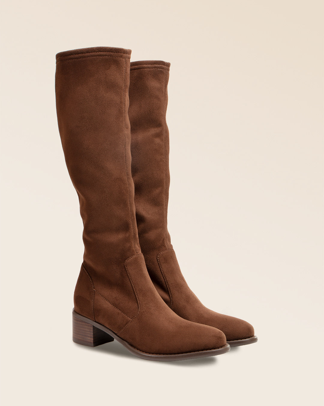 Nos bottes Adeline Renouard en cuir velours stretch marron, vues de quart en studio.