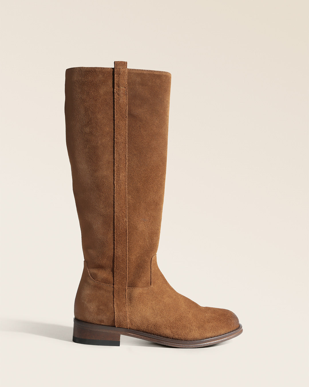 Nos bottes Camargue Renouard en cuir velours fauve, vues en studio.